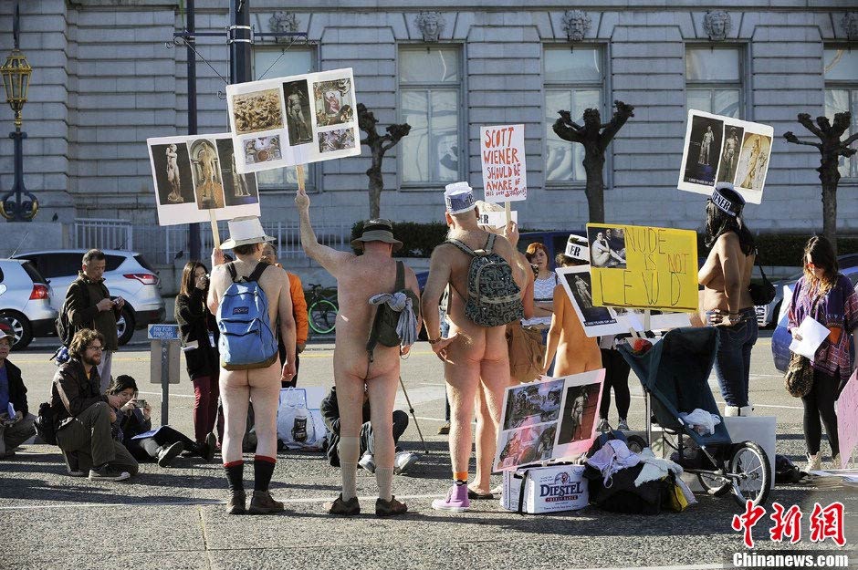 Demonstrators gather at a protest against a proposed nudity ban outside of City Hall in San Francisco on Jan.8, 2013.(Chinanews.com/Chen Gang)