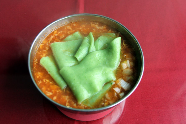 "Biangbiang Noodle", a popular type of hand-made noodle in the city, is described as being like a belt because of its thickness and length. (CRIENGLISH.com/Liu Kun) 