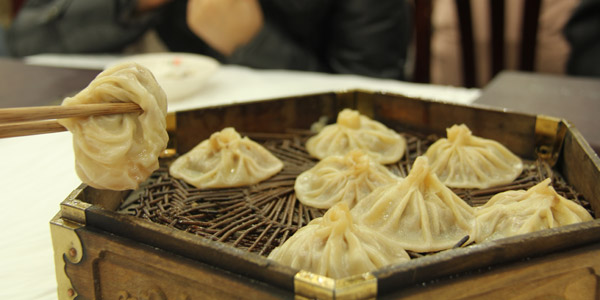 Dumplings with Stuffed Hot Gravy, or "Guantangbao" in Chinese, are usually with fillings of minced beef or lamb. (CRIENGLISH.com/Liu Kun) 