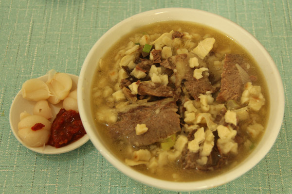 Lamb Stew of Bread, or "Yangroupaomo" in Chinese, is made of lamb soup and a great amount of diced flat bread. (CRIENGLISH.com/Liu Kun) 