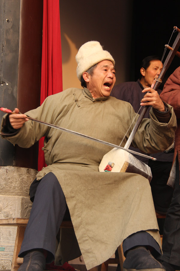 An artist performs Laoqiang Opera in the Guanzhong Folk Art Museum in Xi'an, capital of China's northwestern Shaanxi Province, on Wednesday, January 9, 2013. (CRIENGLISH.com/Liu Kun)