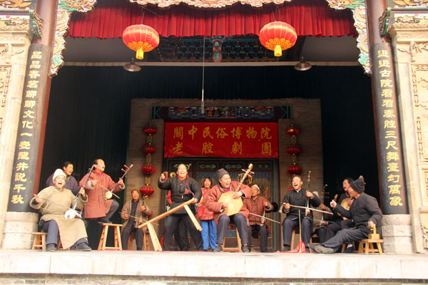 A group of artists perform Laoqiang Opera in the Guanzhong Folk Art Museum in Xi'an, capital of China's northwestern Shaanxi Province, on Wednesday, January 9, 2013. (CRIENGLISH.com/Liu Kun)