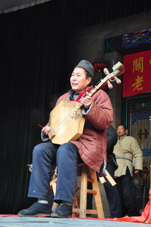 An artist performs Laoqiang Opera in the Guanzhong Folk Art Museum in Xi'an, capital of China's northwestern Shaanxi Province, on Wednesday, January 9, 2013. (CRIENGLISH.com/Liu Kun)