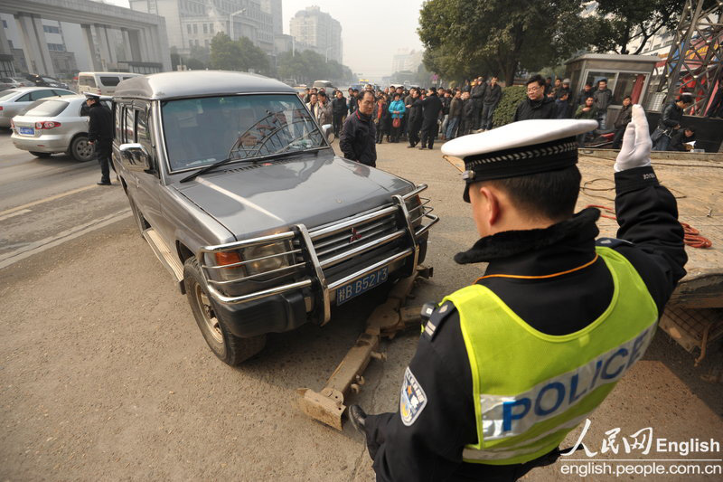 A gunshot case is reported in a street in Changsha, Hunan province on Thursday morning. A man is found with a gunshot wound to the head and another is hit on the head by bricks. The conditions of the two wounded still remain unclear. (Photo/CFP)