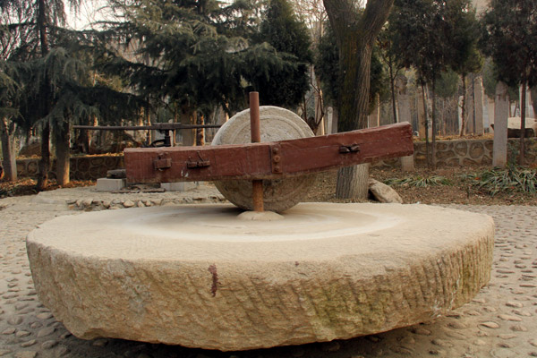 The photo shows an ancient grain grinder displayed in Guanzhong Folk Art Museum in Xi'an, capital of China's northwestern Shaanxi province on Thursday, January 10, 2013. The grinder was used to produce edible corn and wheat powder. (CRIENGLISH.com/Liu Kun)  