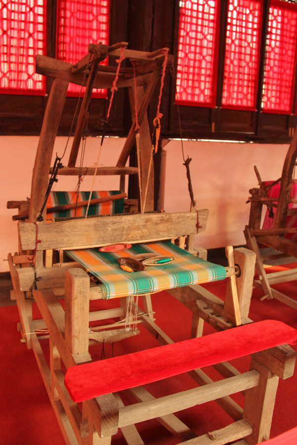 Shown is an ancient weaving-machine displayed in the Guanzhong Folk Art Museum in Xi'an, capital of China's northwestern Shaanxi province on Thursday, January 10, 2013.(CRIENGLISH.com/Liu Kun)  