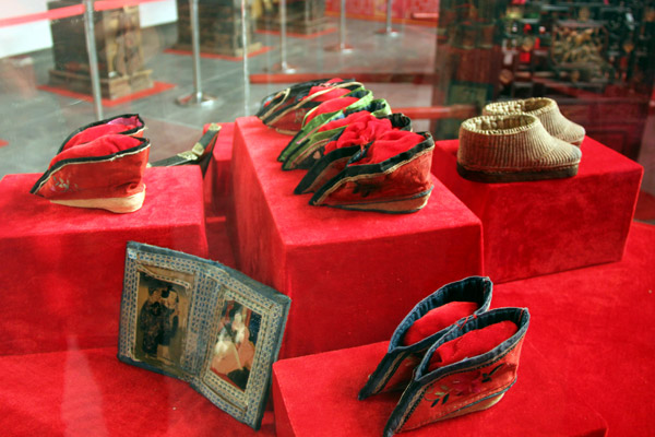 Displayed at the Guanzhong Folk Art Museum on Thursday, January 10, 2013 in Xi'an are the different types of shoes worn by women long ago in northwestern China's Shaanxi Province.(CRIENGLISH.com/Liu Kun)  