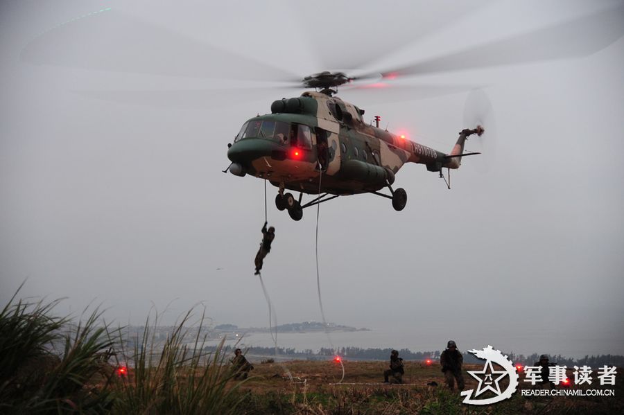 A division under the Nanjing Military Area Command (MAC) of the Chinese People's Liberation Army (PLA) organizes a helicopter air-landing training, in a bid to all-roundly temper troops' actual-combat and rapid delivery capability. (China Military Online/Xiao Qingming)