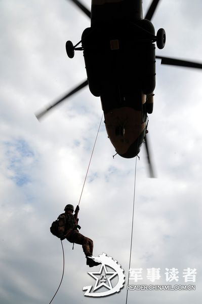 A division under the Nanjing Military Area Command (MAC) of the Chinese People's Liberation Army (PLA) organizes a helicopter air-landing training, in a bid to all-roundly temper troops' actual-combat and rapid delivery capability. (China Military Online/Xiao Qingming)