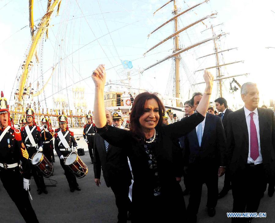 Argentina's President Cristina Fernandez (C) heads the ceremony for Argentina's Frigate Libertad's arrival in the port of Mar del Plata, Argentina, Jan. 9, 2013. The Frigate Libertad, which was held in Ghana from Oct. 2 to Dec, 19, 2012 due to a court order, arrived in Mar del Plata on Wednesday, according to local press. (Xinhua/TELAM)