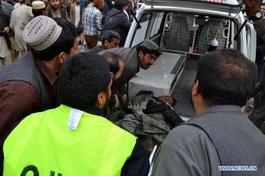 People move a body from the blast site in Quetta, southwest Pakistan, Jan. 10, 2013. (Xinhua/Mohammad) 