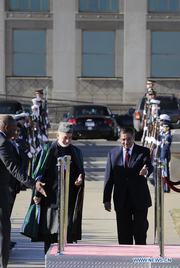 Visiting Afghan President Hamid Karzai (L) and U.S. Defense Secretary Leon Panetta attend a welcome ceremony before their meetings at the Pentagon outside Washington D.C., the United States, Jan. 10, 2013. (Xinhua/Zhang Jun) 