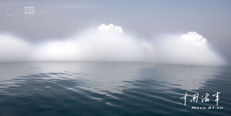 The "Qingdao" guided-missile destroyer of the Chinese Navy conducts live-fire drill. (navy.81.cn/Zhang Qun)