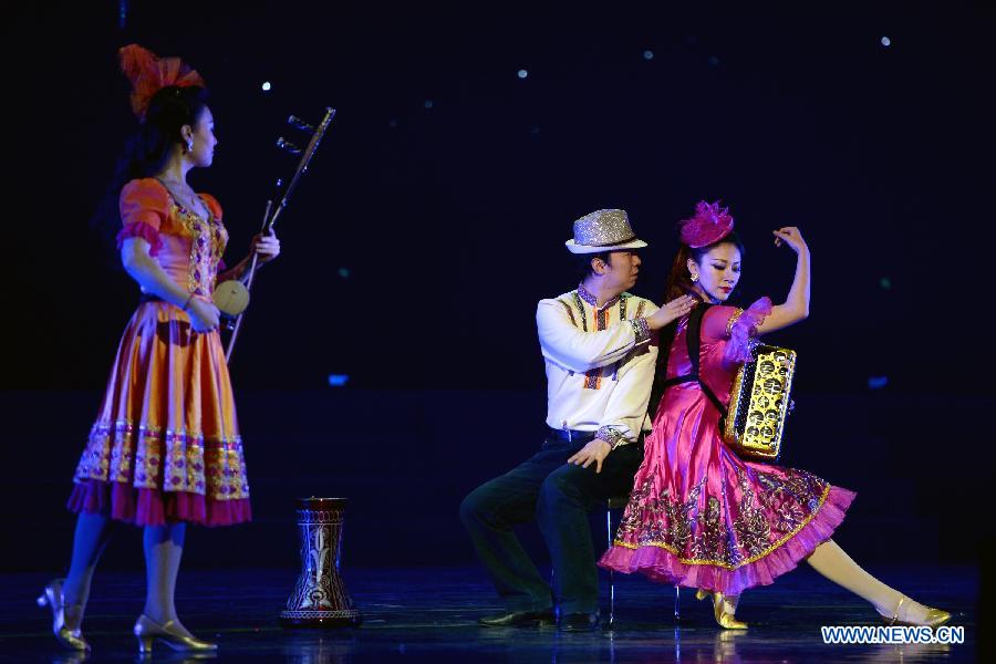 Artists perform during a ridotto at Hefei Grand Theatre in Hefei, capital of east China's Anhui Province, Jan. 10, 2013. (Xinhua/Zhang Duan)