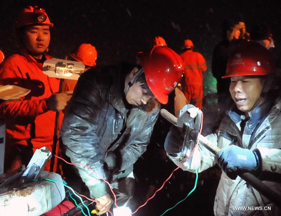 Electricians work to provide temporary power supply at the landslide site at Gaopo Village in Zhenxiong County, southwest China's Yunnan Province, Jan. 11, 2013. (Xinhua/Chen Haining)