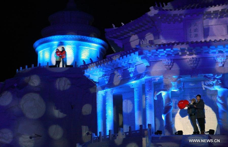 Actors give performance at the opening ceremony of the 16th Shenyang International Ice and Snow Festival in Shenyang, capital of northeast China's Liaoning Province, Jan. 10, 2013. The festival will last for three months. (Xinhua/Huang Jinkun) 
