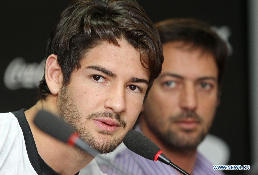 Brazilian soccer player Alexandre Pato (L) attends a press conference in Sao Paulo, Brazil, on Jan. 11, 2013. Pato, a former player of AC Milan, has been contracted to be a player of Brazilian soccer club Corinthians for 15 million euros, according to the local press. (Xinhua/Rahel Patrasso)