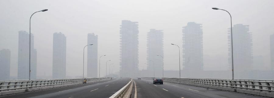 Buildings are blanketed in dense fog in Changsha City, capital of central China's Hunan Province, Jan. 12, 2013. A fog hit Changsha on Saturday. (Xinhua/Long Hongtao) 