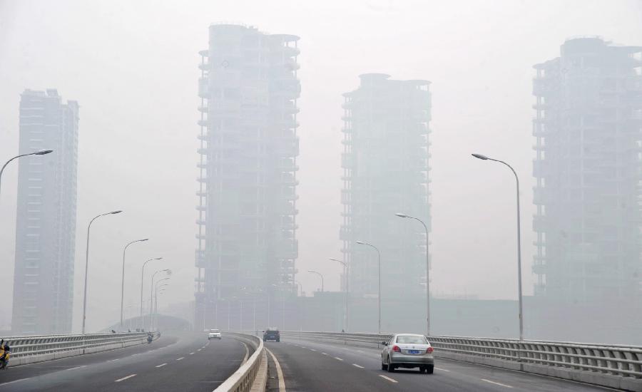 Buildings are blanketed in dense fog in Changsha City, capital of central China's Hunan Province, Jan. 12, 2013. A fog hit Changsha on Saturday. (Xinhua/Long Hongtao) 