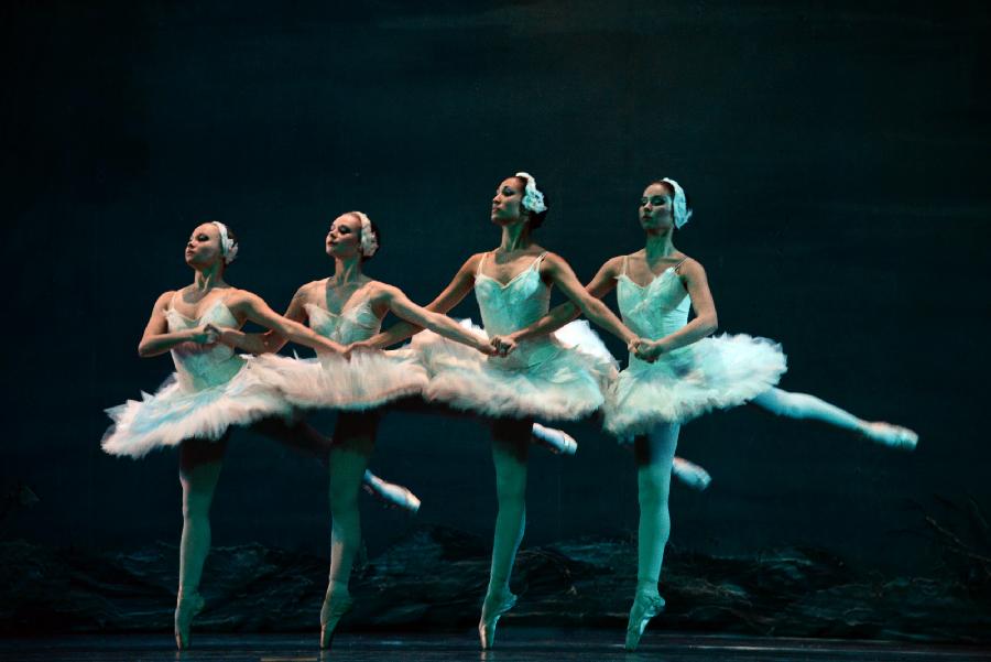 Dancers of the Russian State Bullet perform "Swan Lake" at the Gansu Grand Theatre in Lanzhou, capital of northwest China's Gansu Province, Jan. 11, 2013. (Xinhua/Jia Xiaoyun) 