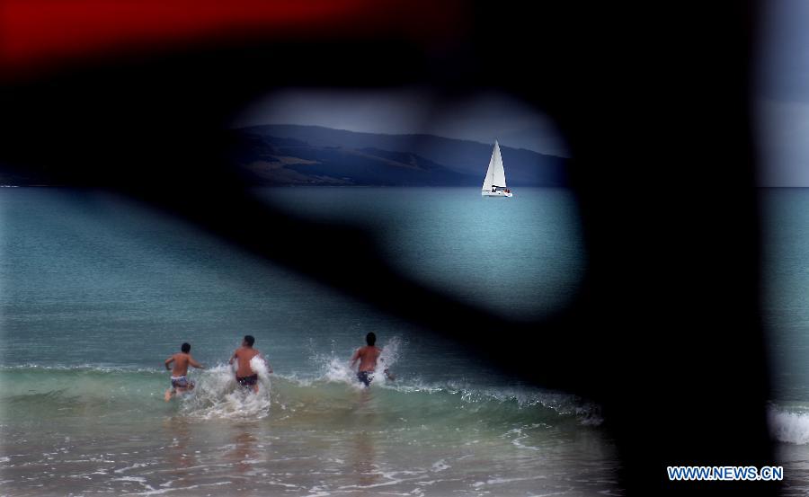 People play at the beach in Melbourne, Australia, Jan. 12, 2013. (Xinhua/Chen Xiaowei) 