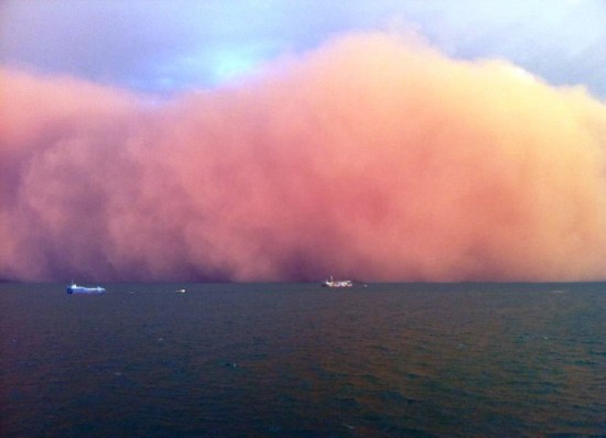 An intense dust storm creates the spectacular scene of rare "red wave" off the coast of Onslow in Western Australia.(Photo: chinanews.com)