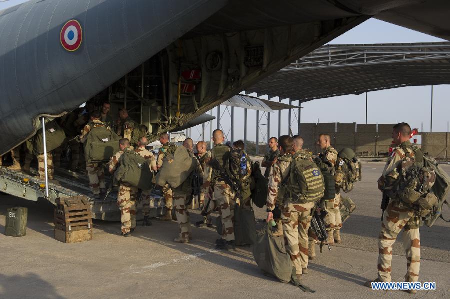 A photo released on Jan. 12, 2013 by French Army Communications Audiovisual office (ECPAD) shows French soldiers prepare to board on a fighter plane to Mali on Jan. 11, 2013 at Kossei camp at the French military base of N'Djamena in Chad. French President Francois Hollande announce that French forces have launched military intervention on Friday in a support of Malian troops countering Islamist rebels' offensive. (Xinhua/NICOLAS-NELSON RICHARD/ECPAD)