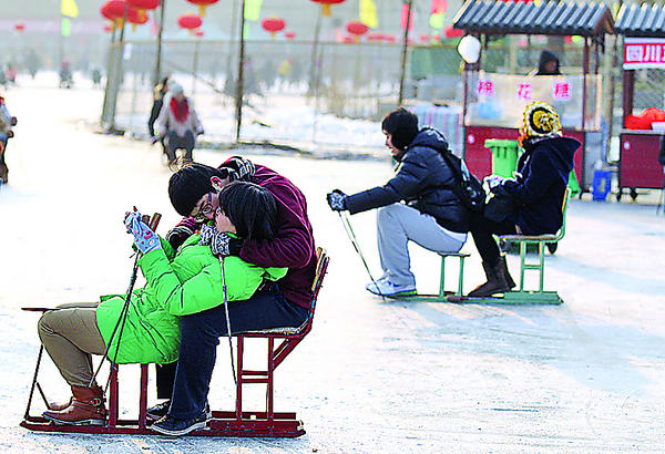 Couples enjoying themselves are typical of the sights you encounter.（Photo by Zhu Xingxin / China Daily）