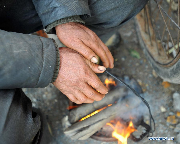 A man warms his hands by a fire at a street market of Quanzhou County in Guilin, southwest China's Guangxi Zhuang Autonomous Region on Jan. 9, 2013. The meteorological observatory in Guangxi issued a yellow alert for frost on Wednesday afternoon. (Xinhua/Lu Bo'an)Photo taken on Jan. 9, 2013 shows a colored lantern in the shape of a tree at a square in Suzhou, east China's Jiangsu Province. Various colored lanterns were decorated in Suzhou to greet the upcoming Spring Festival, which falls on Feb. 10 this year. (Xinhua/Wang Jiankang)