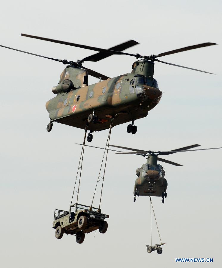 Helicopters transport weapons and vehicles during an exercise in Narashino, suburban Tokyo, Japan, Jan. 13, 2013. A total of 300 personnel, 20 aircraft and 33 vehicles took part in the open exercise at the defense force's Narashino training ground. (Xinhua/Ma Ping)