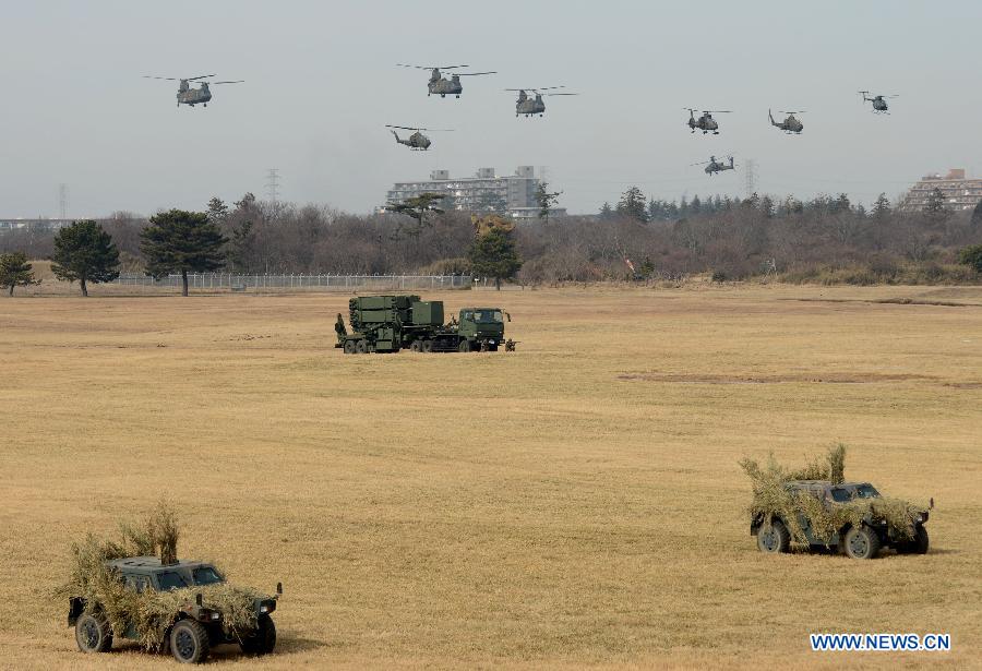 Members of Japan's Ground Self Defense Force 1st Airborne Brigade take part in a military exercise in Narashino, suburban Tokyo, Japan, Jan. 13, 2013. A total of 300 personnel, 20 aircraft and 33 vehicles took part in the open exercise at the defense force's Narashino training ground. (Xinhua/Ma Ping)