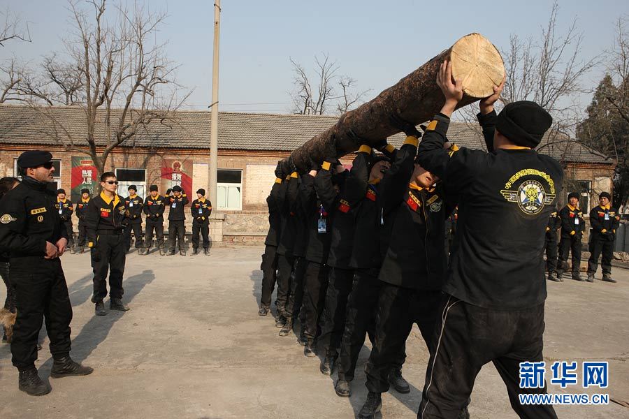 Trainees lift round timber weighing 350 kilograms. (Xinhua/ Liu Changlong)