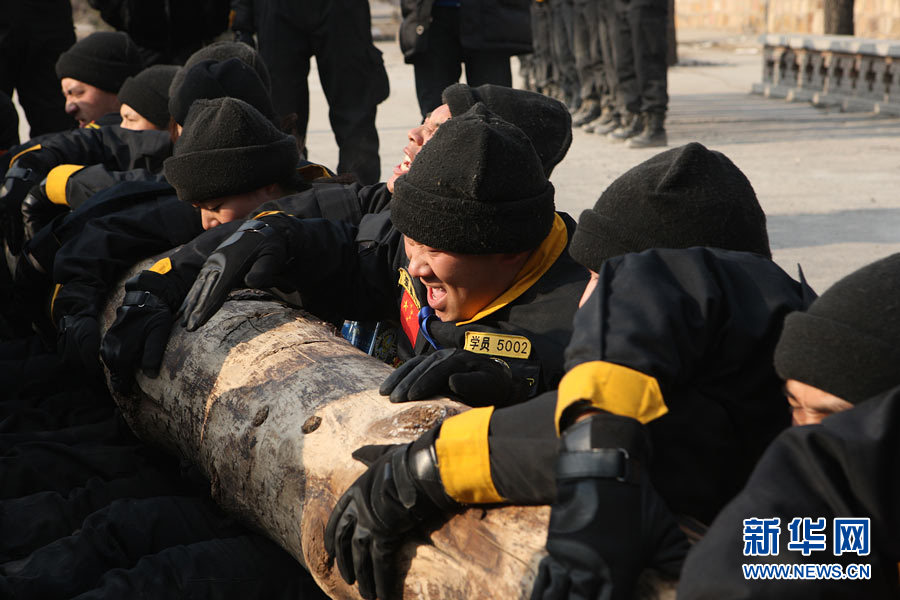 Trainees do physical strength training with 350 kilograms’ round timber. (Xinhua/ Liu Changlong)