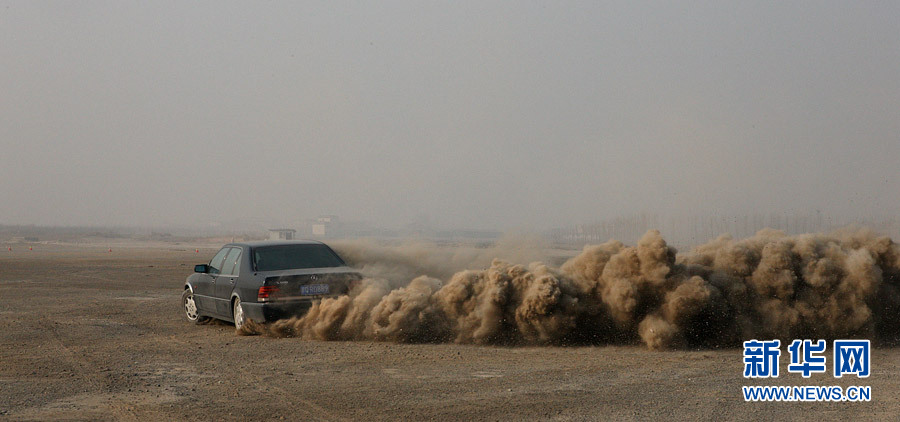 Photo shows the special driving training. (Xinhua/ Liu Changlong)