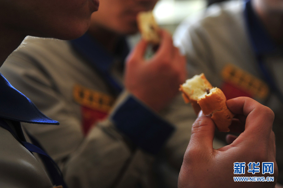 During the devil training week, trainees only have a piece of bread for one meal. (Xinhua/ Liu Changlong)