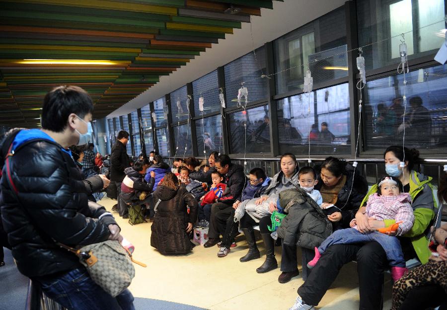 Parents accompany their children having IV drip at the temporary transfusion area of Beijing Children's Hospital in Beijing, capital of China, Jan. 13, 2013. Beijing was shrouded in dense smog for a 3rd straight day on Sunday. Winter has always been a high-occurrence season for respiratory infection diseases. The recent smog in Beijing caused an increase in children's respiratory infection. (Xinhua/Luo Xiaoguang) 