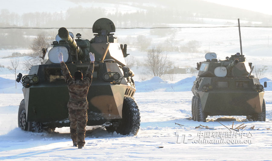 The photo shows that soldiers and tanks are in coordinated operation.Recently, the officers and men of a division under the Shenyang Military Area Command (MAC) of the Chinese People's Liberation Army (PLA) conducted winter training in immense forest and snowfield at the foot of the Changbai Mountains.(chinamil.com.cn/Feng Kaixuan)