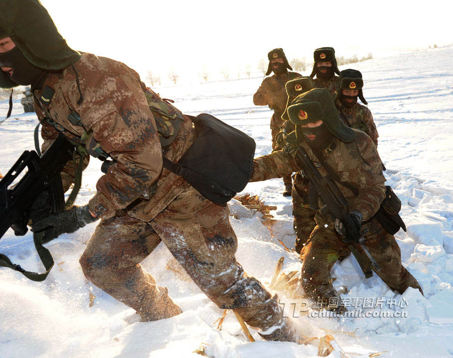 The photo shows that soldiers are in basic training.Recently, the officers and men of a division under the Shenyang Military Area Command (MAC) of the Chinese People's Liberation Army (PLA) conducted winter training in immense forest and snowfield at the foot of the Changbai Mountains.(chinamil.com.cn/Feng Kaixuan)