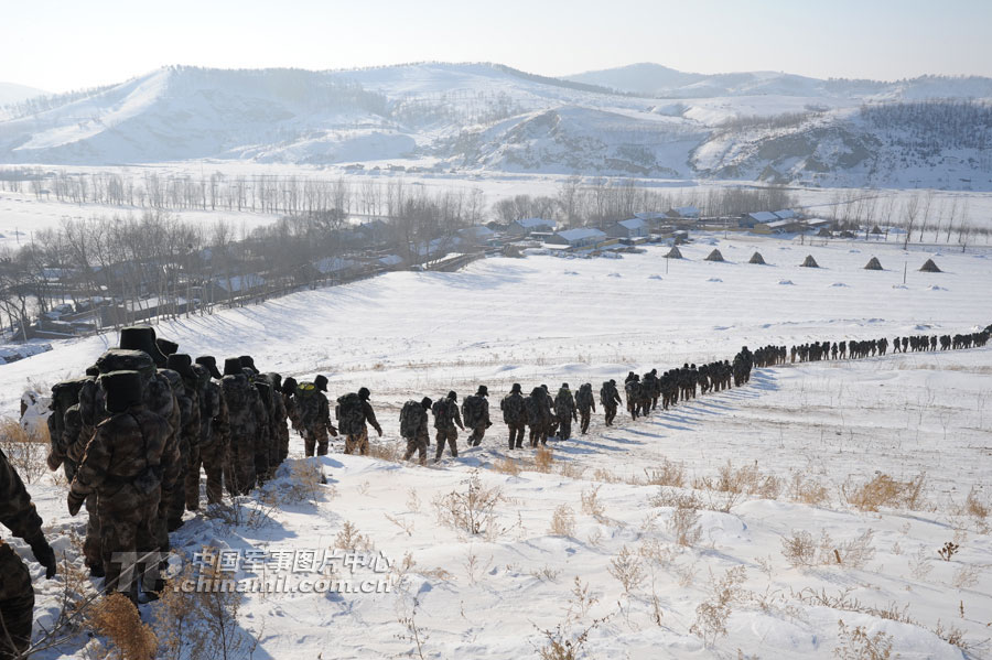 The photo shows that the troops are marching in vast snowfield.Recently, the officers and men of a division under the Shenyang Military Area Command (MAC) of the Chinese People's Liberation Army (PLA) conducted winter training in immense forest and snowfield at the foot of the Changbai Mountains.(chinamil.com.cn/Feng Kaixuan)