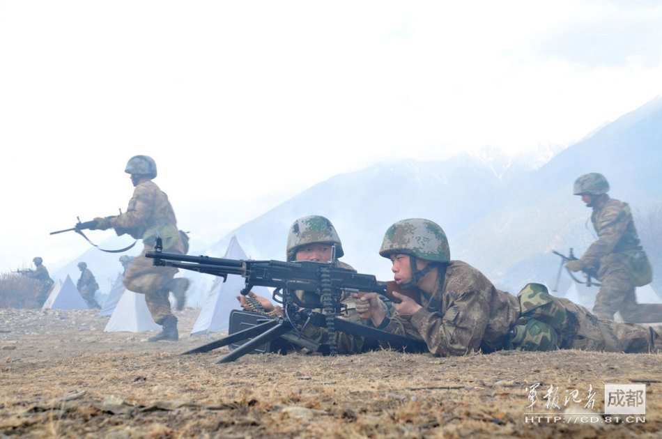 Recently, a troop unit under the Chengdu Military Area Command (MAC)of the Chinese People's Liberation Army (PLA) conducted the first actual-combat confrontation drill of 2013, so as to improve the actual-combat capability of its troops.(chinamil.com.cn/ Lu Yannan)