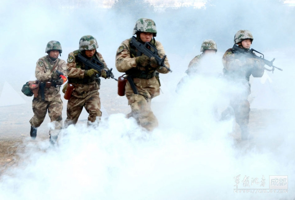Recently, a troop unit under the Chengdu Military Area Command (MAC) of the Chinese People's Liberation Army (PLA) conducted the first actual-combat confrontation drill of 2013, so as to improve the actual-combat capability of its troops.(chinamil.com.cn/ Lu Yannan)