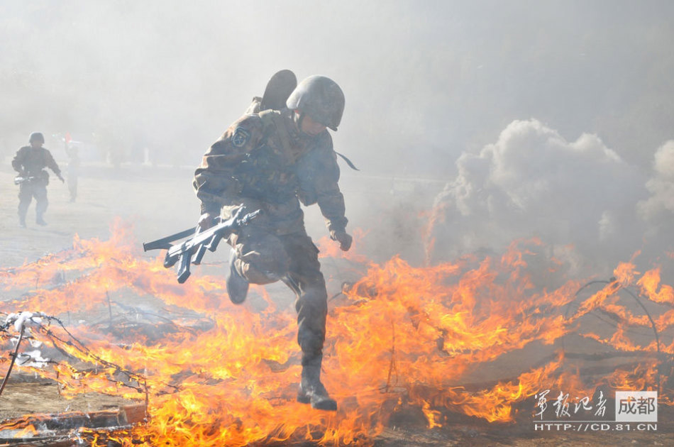 Recently, a troop unit under the Chengdu Military Area Command (MAC) of the Chinese People's Liberation Army (PLA) conducted the first actual-combat confrontation drill of 2013, so as to improve the actual-combat capability of its troops.(chinamil.com.cn/ Lu Yannan)