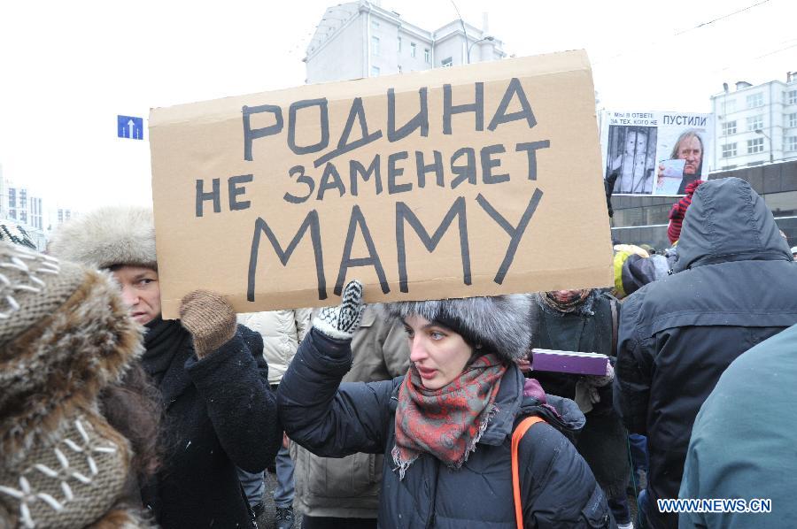 People protest against the "Anti-Magnitsky Act" in downtown Moscow, Russia, Jan. 13, 2013. The Anti-Magnitsky Act, signed by President Vladimir Putin on Dec. 28, 2012, bans U.S. citizens to adopt Russian orphans and is part of Russia's response to the U.S. Magnitsky Act which introduced sanctions against Russian officials related to the death of Sergei Magnitsky, a whistle-blowing lawyer who died in a Moscow pre-trial detention center in 2009. (Xinhua)