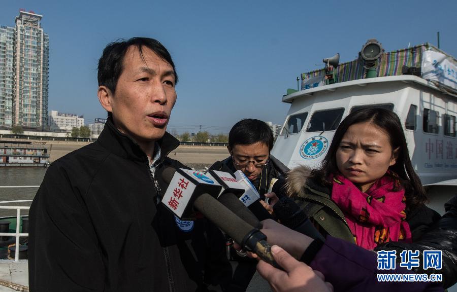 Wang Kexiong, deputy commander-in-chief in this mission and doctor in Chinese Academy of Sciences estimates that the number of river dolphin is less than 1,000. (Xinhua/Cheng Min)