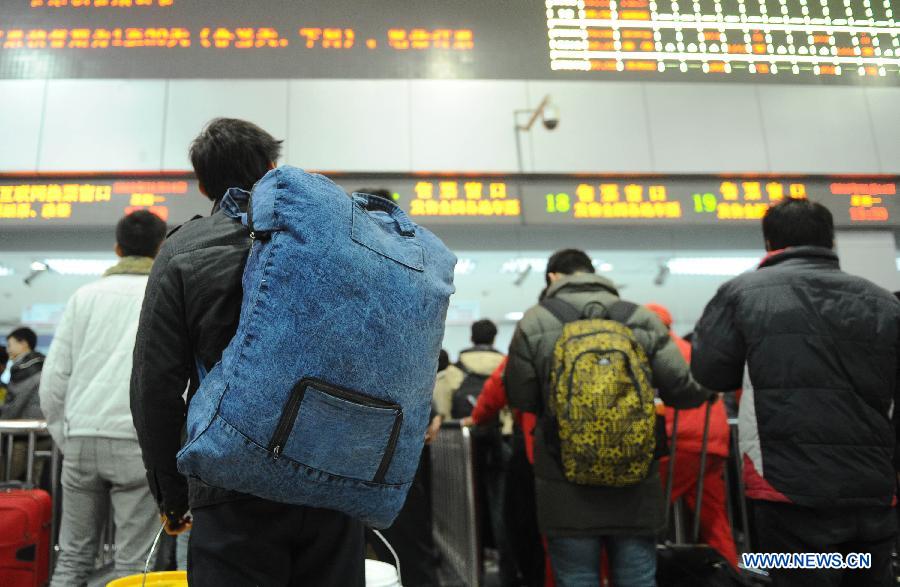 Passengers buy tickets in a railway station in Chengdu, capital of southwest China's Sichuan Province, Jan. 14, 2013. The peak of Spring Festival travel train tickets purchase started from Jan. 13, 2013 in Chengdu. (Xinhua/Xue Yubin)