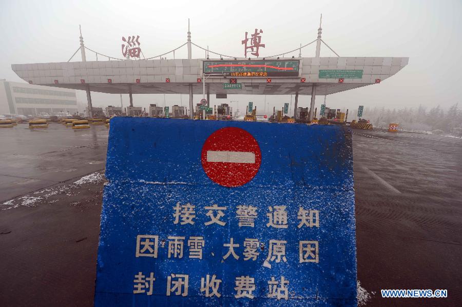 A notice shows highway closure due to snow and heavy fog at the entrance of Qingdao-Yinchuan Highway in Zibo, east China's Shandong Province, Jan. 14, 2013. Emergency response measures were adopted in many Chinese cities, where the air has held excessive levels of major pollutants in the past few days due to prolonged fog and smog. Heavy fog has caused highway closures and flight delays in several provinces. The elderly, children and those suffering from respiratory and cardiovascular diseases are advised to stay indoors to reduce exposure to polluted air. (Xinhua/Guo Xulei)
