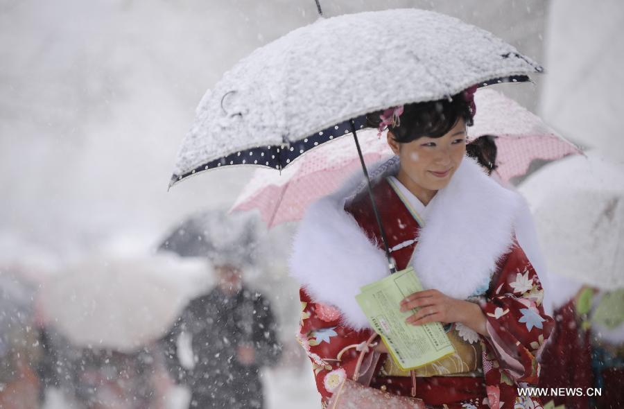 A young girl dressed in traditional kimonos walks in snow to attend the annual Coming-of-Age Day ceremony at an amusement park in Tokyo, Japan, Jan.14, 2013. People who turned 20-year-old take part in the annual Coming-of-Age Day ceremony on the second Monday of January in Japan.(Xinhua/Kenichiro Seki) 
