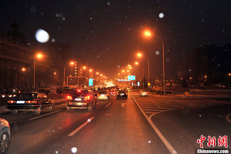 Light snow falls in some areas in Beijing on Tuesday morning, which is expected to ease the air pollution caused by days-long dense fog. The air quality will be improved further by wind due to a cold front that will affect north and east China from Jan. 16, 2012, the National Meteorological Center forecasts. (Photo/Chinanews.com)