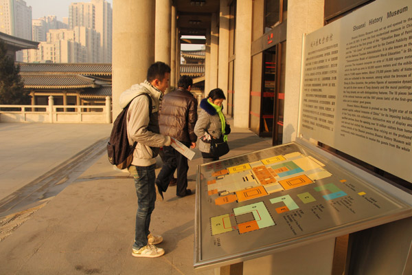 Visitors look at a bilingual information board at the Shaanxi History Museum on January 11, 2013. (CRIENGLISH.com/Liu Kun)