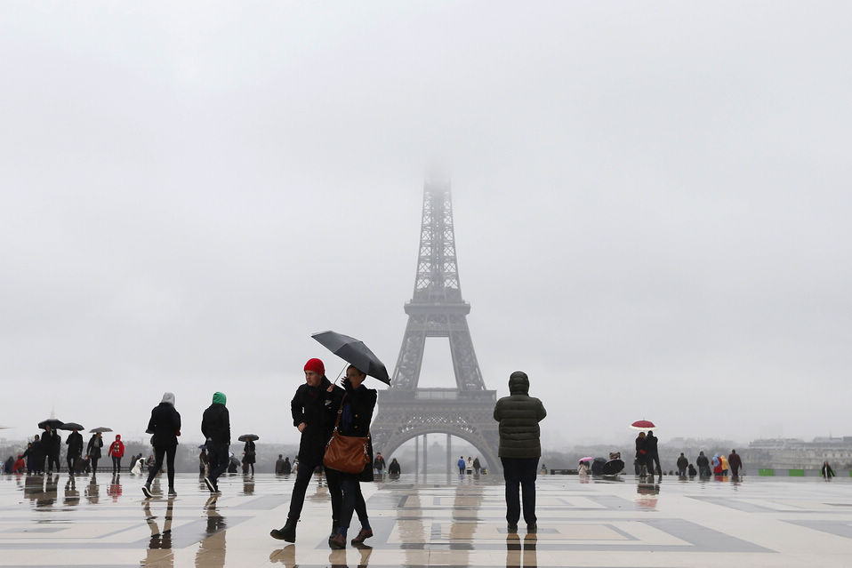People stroll round Trocadero Square in Paris, France on Jan.10, 2013. (Xinhua/AFP)